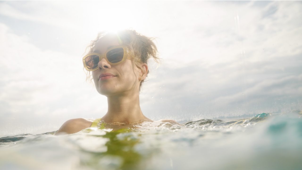 Frau im Pool
